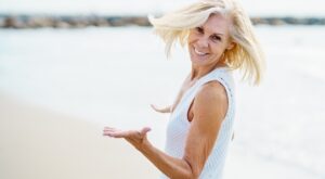 Ni pesas ni gimnasio: Los 3 ejercicios que puedes hacer en la playa para tonificar los brazos después de los 50, según un entrenador