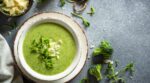 Ni gazpacho ni salmorejo: esta es la sopa fría que preparaban nuestras abuelas para dormir mejor durante las noches de calor