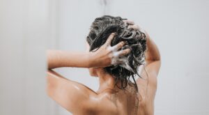 Lavarse el pelo todos los días con calor y sudor: una peluquera experta revela si realmente se puede hacer