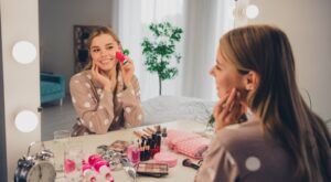 Así es el truco de maquillador profesional con la crema Nivea que deja la piel luminosa este verano por menos de 10 euros