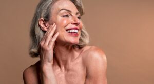 Un maquillador profesional desvela los 4 trucos para que el maquillaje resista al calor sin marcar las arrugas