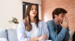 Los 5 silencios de pareja que llevan a algunas mujeres a dejarlo después de los 40, según una coach experta