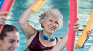 Aquagym con churro de piscina: el ejercicio del pedaleo es ideal para reforzar los músculos del abdomen en el agua, según un experto