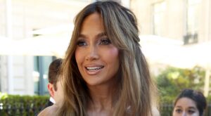 Jennifer Lopez cumple 57 años: este es el truco antiedad con el que mantiene la piel lisa después de los 50
