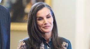 El nuevo vestido camisero con cuello mao de Letizia es de edición limitada y confirma la tendencia más elegante del verano