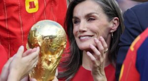 Letizia sorprende en la final del Mundial 2026 con el vestido rojo que mejor sienta después de los 50