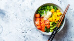 La receta de bowl de salmón y mango que se prepara en apenas 20 minutos y cuesta casi 10 € menos que pedirla a domicilio