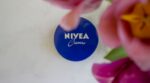 La crema Nivea de la lata azul también puede utilizarse en el contorno de ojos: este es su efecto sobre las líneas de expresión