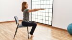 El ejercicio sentado que fortalece los abdominales profundos y ayuda a mejorar la digestión