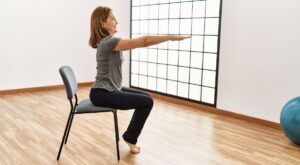 El ejercicio sentado que fortalece los abdominales profundos y ayuda a mejorar la digestión