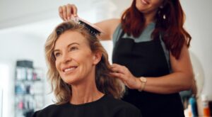 Una experta lo tiene claro: este es el color de pelo que más rejuvenece después de los 60 (y no es el rubio)