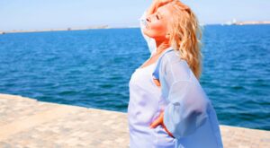 El mejor aliado del verano para dar más volumen al cabello fino después de los 50, según una experta