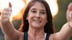 Brazos caídos a partir de los 50: adiós al pilates, este es el mejor deporte para tonificar y afinar los brazos en slo 15 minutos