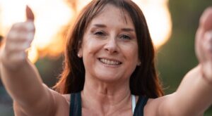 Brazos caídos a partir de los 50: adiós al pilates, este es el mejor deporte para tonificar y afinar los brazos en solo 15 minutos