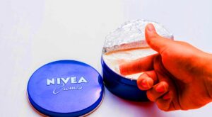 Por qué cada vez más personas utilizan la crema Nivea de la lata azul para las rozaduras del verano, según los expertos