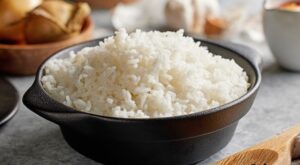 El truco fácil y efectivo para cocinar arroz blanco y reducir hasta un 60 % sus calorías, según los expertos
