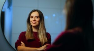 5 frases infalibles que utilizan las personas carismáticas para conectar mejor con los demás, según una experta