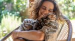 Tu gato ya ha elegido a su persona favorita y probablemente no sea quien imaginas: un veterinario explica por qué