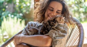 Tu gato ya ha elegido a su persona favorita y probablemente no sea quien imaginas: un veterinario explica por qué
