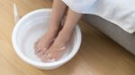 Lavarse los pies con sal y vinagre: para qué sirve y por qué los expertos lo recomiendan tanto