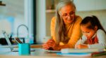 Los psicólogos coinciden: estas son las 6 frases habituales de los abuelos que conviene evitar