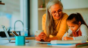 Los psicólogos coinciden: estas son las 6 frases habituales de los abuelos que conviene evitar