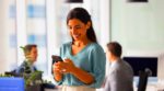 Los 3 temas de conversación que las personas con mayor inteligencia social suelen evitar, según los expertos