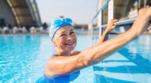 Natación para perder barriga: el «ejercicio de la rana», el ejercicio de abdominales ideal para fortalecer el abdomen