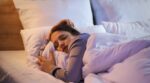 Ni coleta alta ni pelo suelto: este es el peinado ideal para dormir durante los días de calor, según una experta