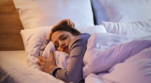 Ni coleta alta ni pelo suelto: este es el peinado ideal para dormir durante los días de calor, según una experta