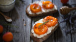 Queso de cabra y albaricoques asados: la receta lista en apenas unos minutos para un aperitivo sabroso y fresquito en verano
