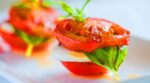 Burger de tomate y mozzarella: la receta sin cocción para sorprender en tus aperitivos de verano