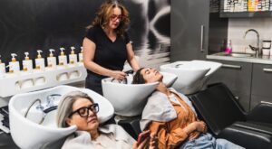 Este es el error nº1 que muchas mujeres cometen al lavar sus canas y que las deja más secas y apagadas, según los expertos